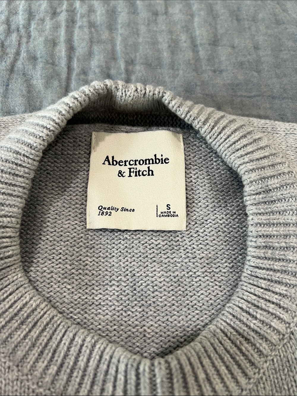 Abercrombie & Fitch Heather Light Gray Knit Pullover Short-Sleeve Crewneck - Picture 2 of 5